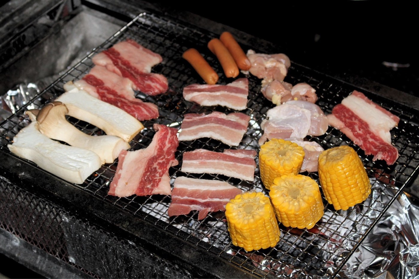 網の上で焼いているお肉と野菜