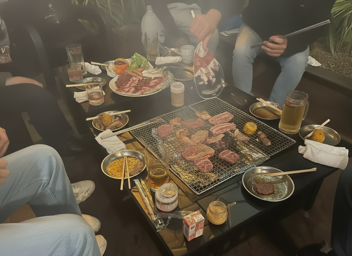 大人数でテーブルを囲んでいるところ